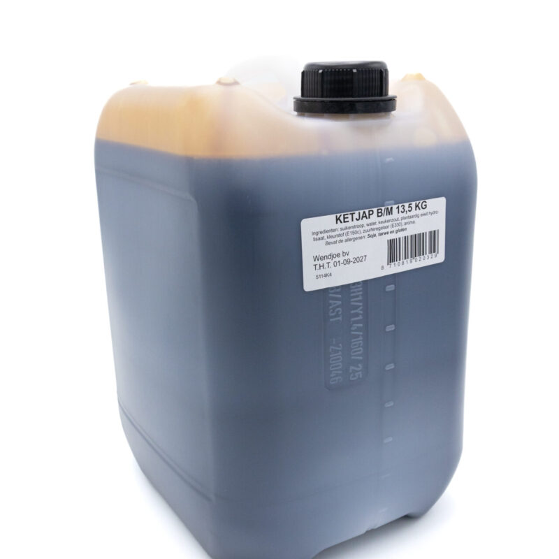 Wendjoe &raquo; 202512 Wendjoe Packshot by Nina Akollo Ketjap manis 135kg zijkant -